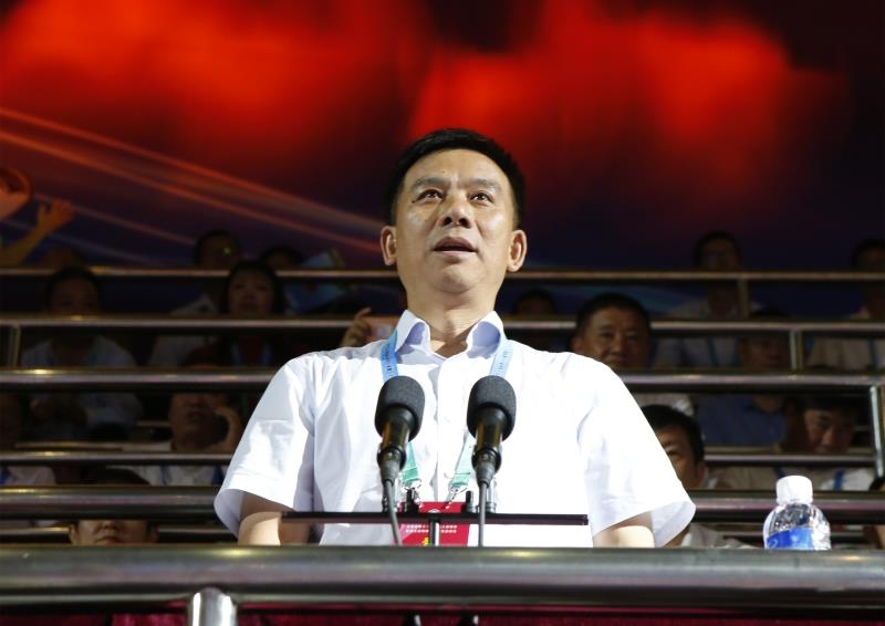 云南省政府副秘书长普建辉宣布运动会闭幕云南省体育局副局长张晓憬